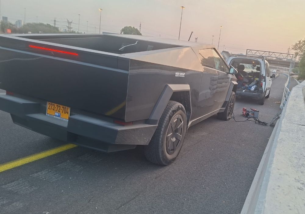 החלפת גלגל בטסלה